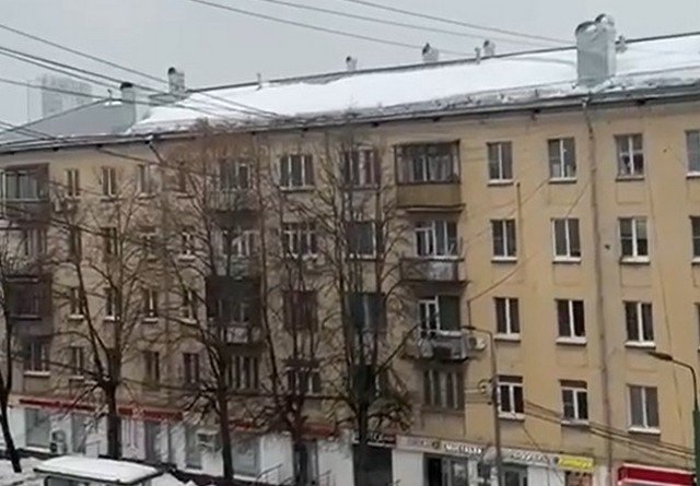 Лавина снега сошла с крыши в Химках