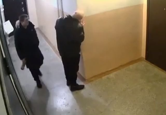 Мужик откусил кусок стены