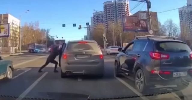 Весьма странная разборка на дороге