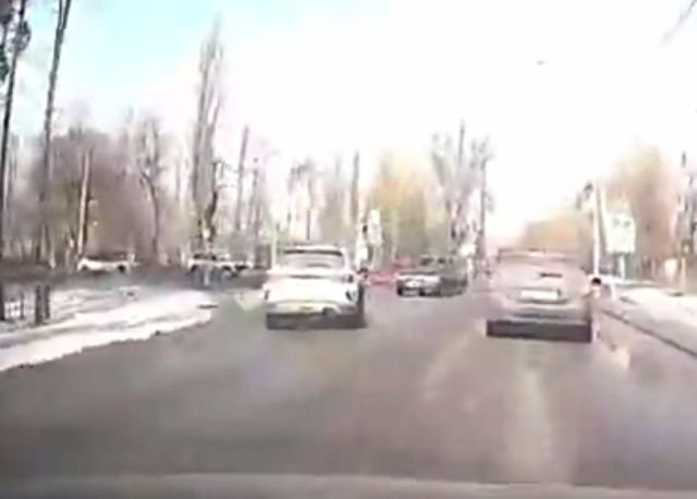 Очередной гонщик чуть не устроил аварию, но оказался в кювете