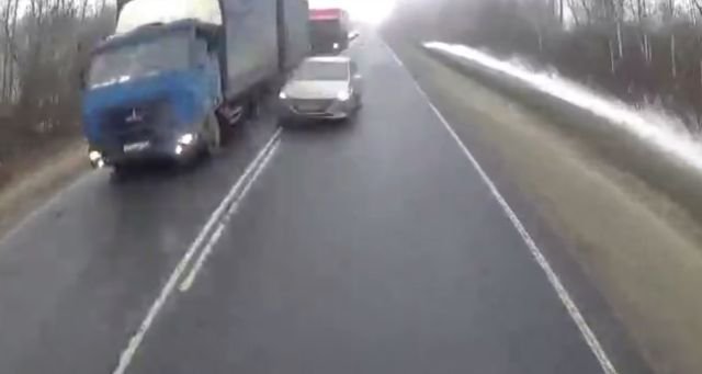 Выехал на встречную полосу и едва не спровоцировал аварию