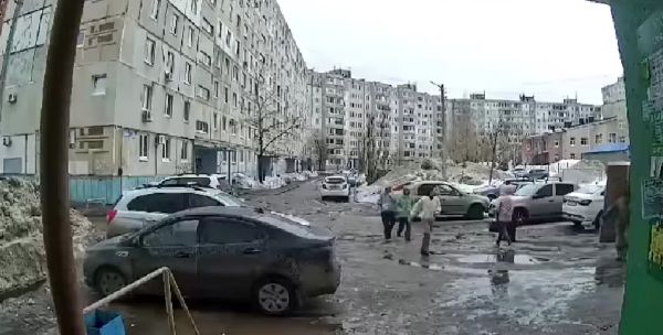 В Уфе курьер прислонил коробку к бетонной стене у подъезда, и стена рухнула⁠⁠