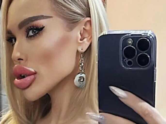 Почему девушки надувают губья?