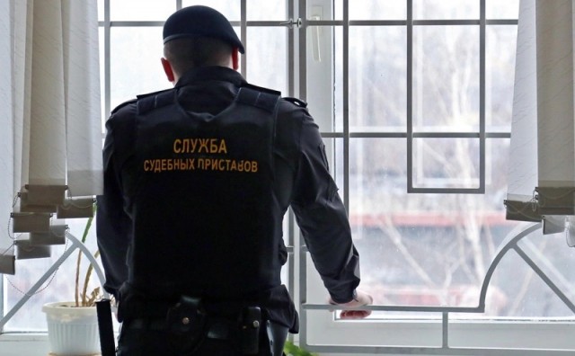Судебные приставы смогут стрелять по должникам на поражение