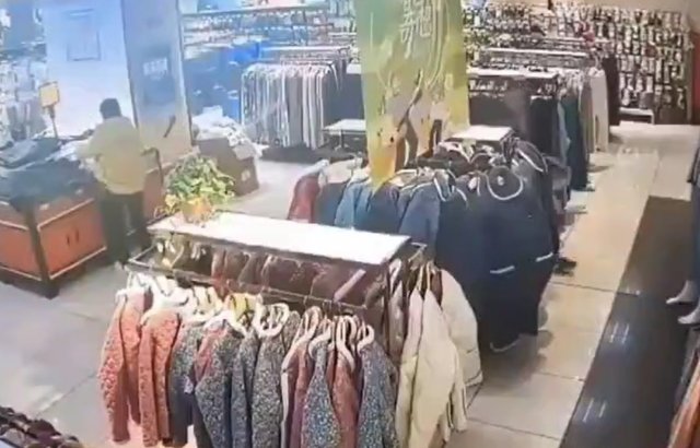 В Китае под посетительницей магазина провалился пол
