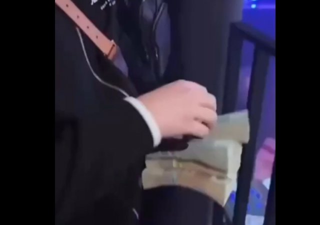 Мелстрой, известный блогер, разбросал 7 миллионов рублей в клубе и уплатил счет за всех.