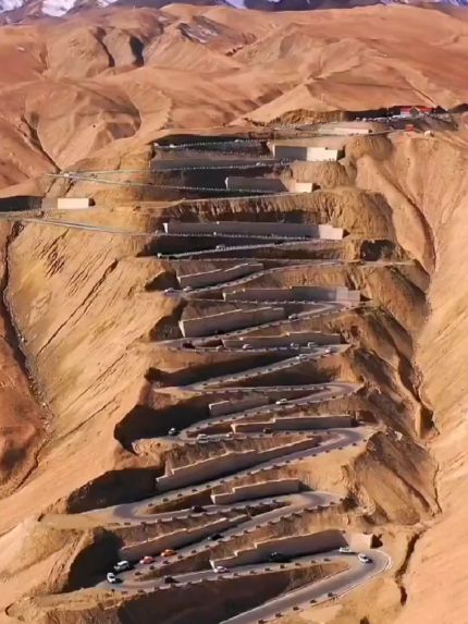 Одна из самых извилистых дорог в мире — Панлун в Синьцзяне, Китай