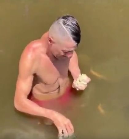 - Тсс.. - Что, клюёт? - Нет, прикармливаю...