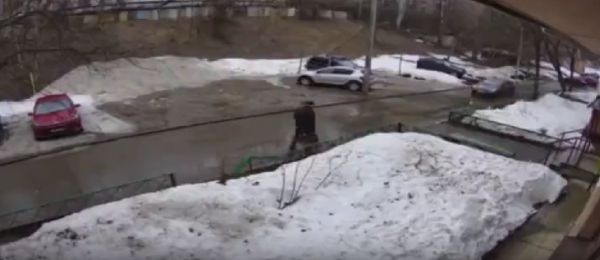 Водитель обрызгал пожилого пешехода, после чего напал на него со спины, сбив с ног