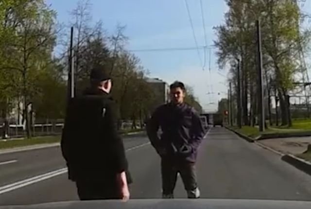 Конфликт на дороге: самокатчик против автомобилиста