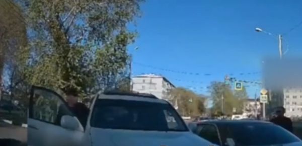 Вышел из машины и ещё права качает