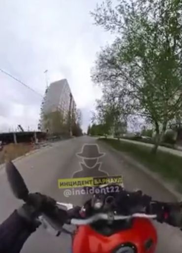 Встреча мотоциклиста с самокатчиком