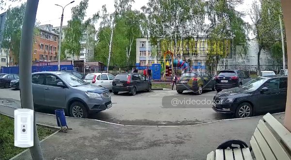 В Уфе школьник во дворе дома выбежал с детской площадки и попал под колёса машины