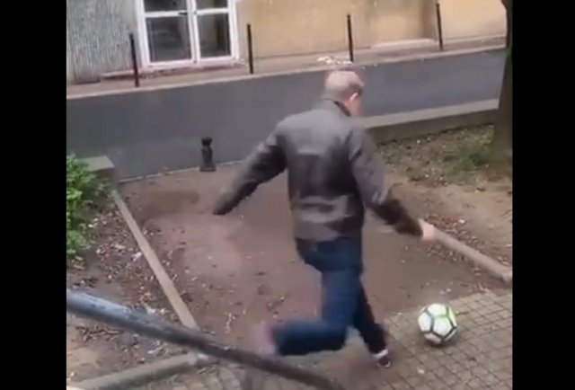 Как попасть мячом в окно