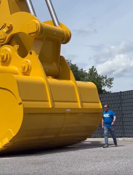 Невероятных размеров экскаватор Komatsu PC8000⁠⁠