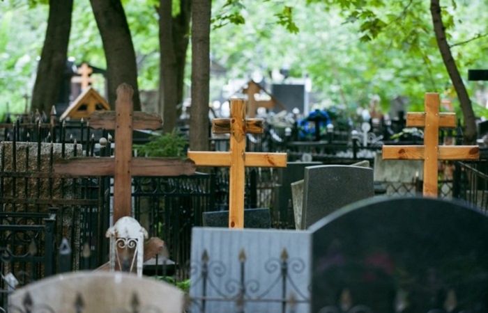 Где нужно ставить крест на христианской могиле: в голове или в ногах