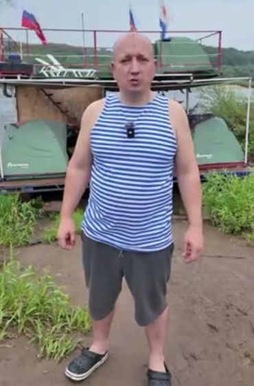 Двухэтажный плот с баней