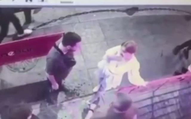 В Санкт-Петербурге девушка отправила в нокаут парня, который к ней приставал