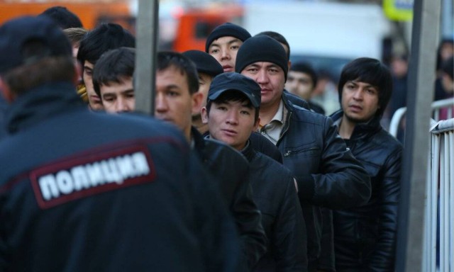 Госдума приняла закон, позволяющий МВД выдворять иностранцев