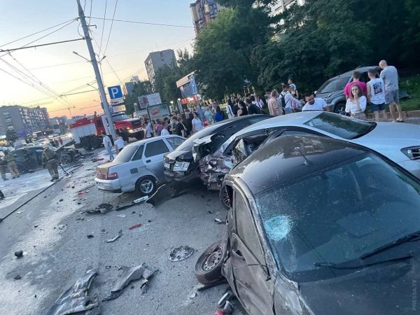 В Новосибирске водитель BMW X5 протаранил несколько автомобилей
