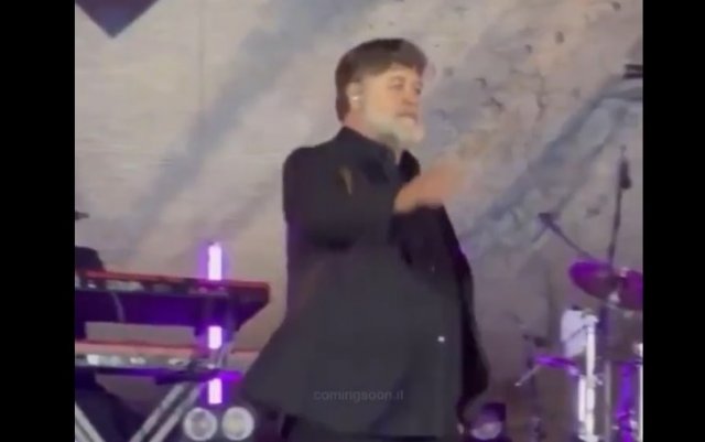 Пока все обсуждают "Гладиатор 2", Рассел Кроу выступает в Колизее