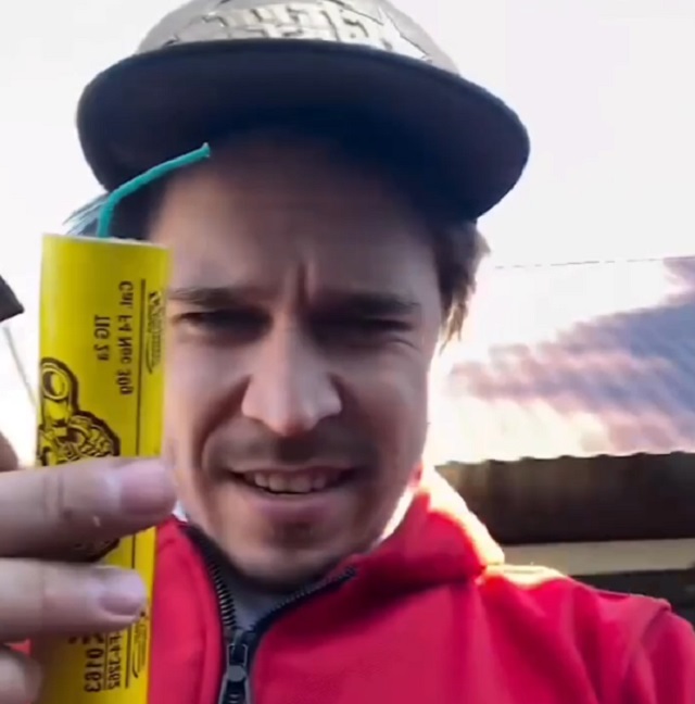 Не самый удачный метод чистки трубы в бане.