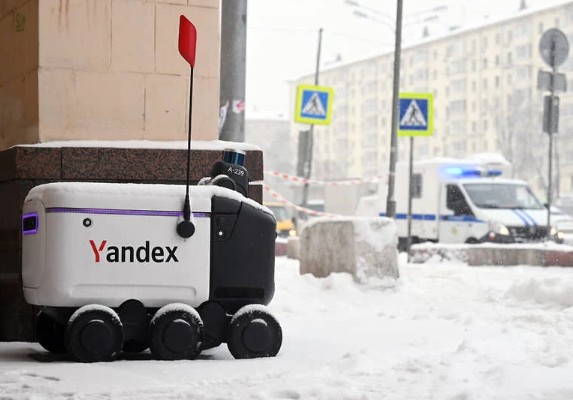 В городе Новый Уренгой компания Яндекс начала испытания своих робокурьеров