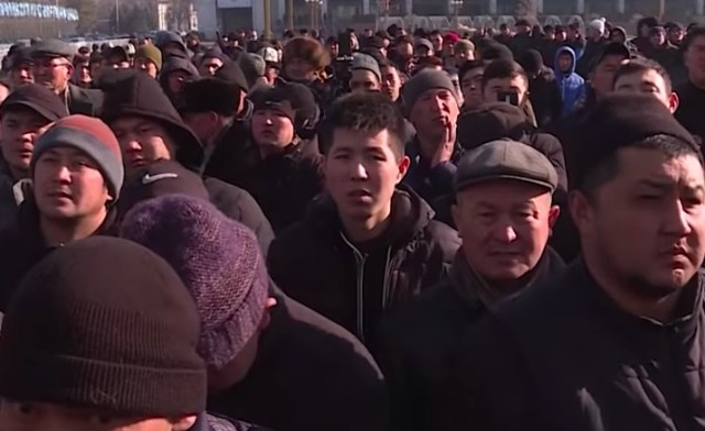 Киргизские мигранты массово возвращаются из России на родину