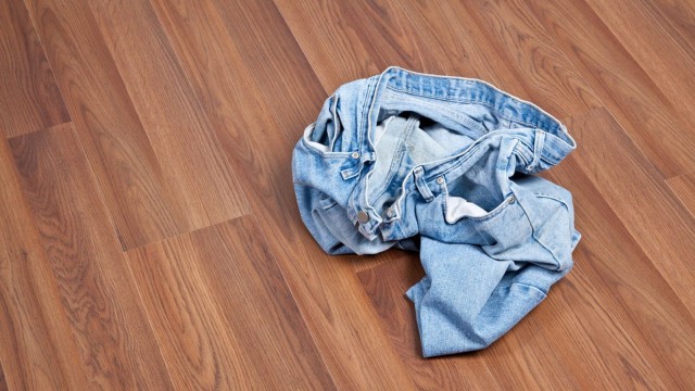 Москвич позвал на помощь спасателей, оказавшись в нелепой ситуации — он запутался в своих штанах