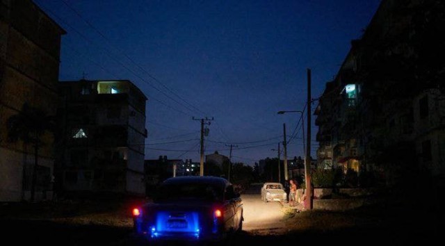 Полный блэкаут произошел на Кубе в результате остановки одной из тепловых электростанций, как сообщило Министерство энергетики и горной промышленности страны