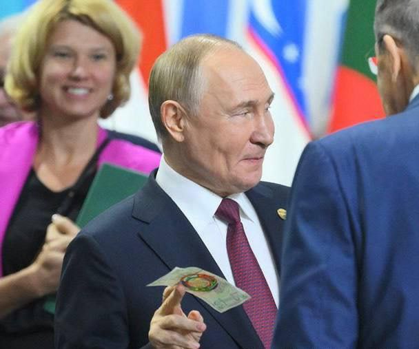 Во время саммита БРИКС Путин представил банкноту общей валюты для стран-участниц альянса, которая будет служить альтернативой доллару