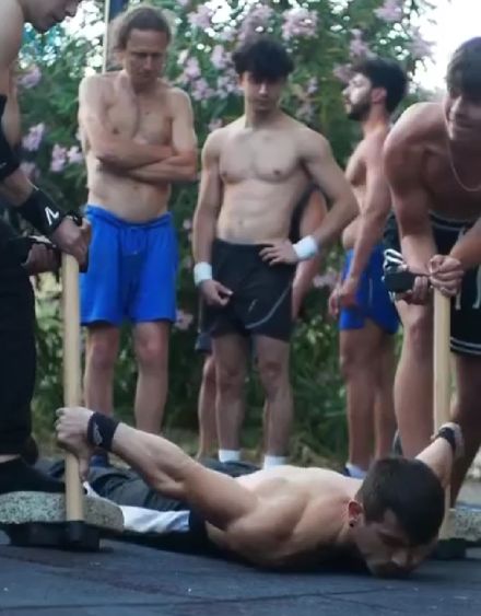 Видел отжимания без использования рук, а вот без ног пока не встречал