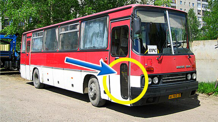 Почему в некоторых «Икарусах» устанавливали окно внизу двери, и почему оно присутствовало не во всех моделях этих автобусов?