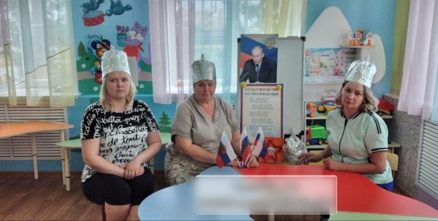 Учителя в России сделали шапочки из фольги для защиты от враждебного влияния НАТО