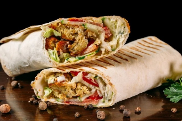 Роскачество сообщает, что в 2025 году будет утвержден и вступит в силу официальный ГОСТ на шаурму.