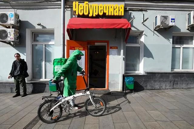 В Москве произошла драка между москвичкой и американцем из-за спора о Трампе и Байдене