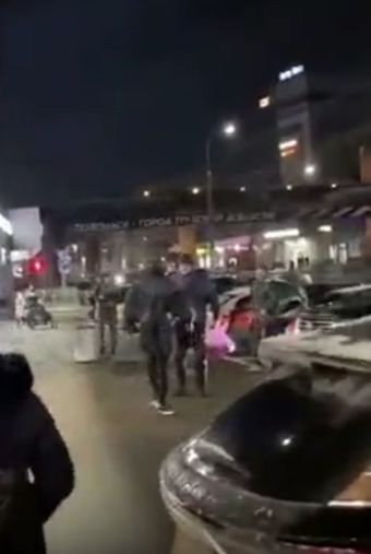 "На, нах*й, уе*ал! Давай, давай, е*ашь его!"