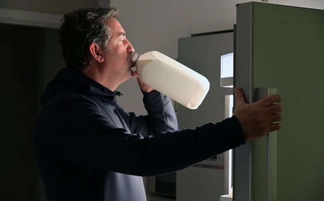 В Нидерландах 54-летний житель Роттердама оказался в реанимации после того, как ежедневно выпивал до 22 литров молока