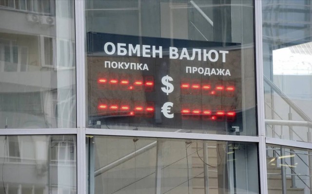 Обменники закрываются на фоне резкого падения доллара