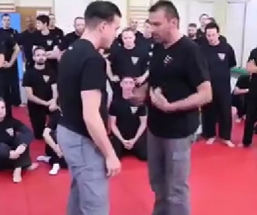 Жандарм-рукопашник обучает новичков