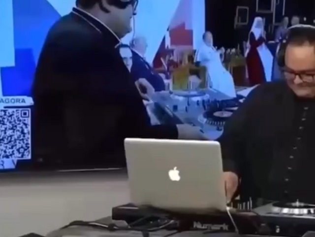 В Бразилии священник DJ Zeton устраивает дискотеки для католиков