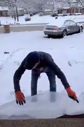 - Ты уже убрал снег? - Да, дорогая...