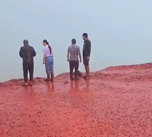 Сильный дождь на Красном пляже на острове Ормуз, Иран⁠⁠