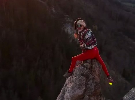 Глянь, куда она забралась!