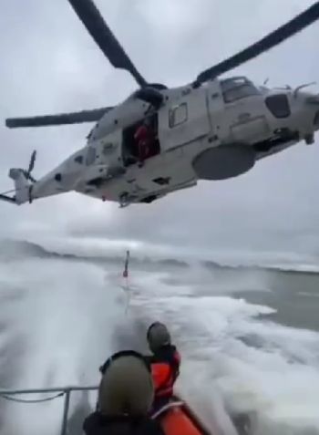 Бельгийский вертолет NH90 подхватывает медика на скорости 25 узлов⁠⁠