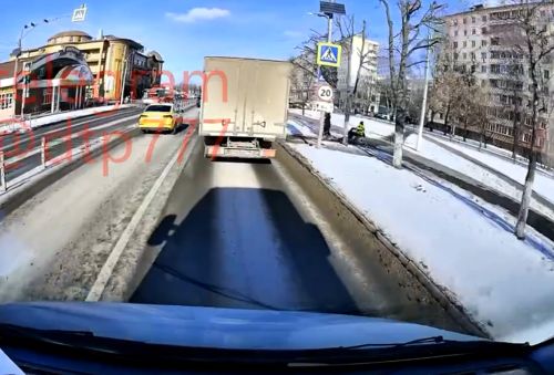 В подмосковном Дмитрове водитель-лихач сбил инвалида-колясочника на пешеходном переходе