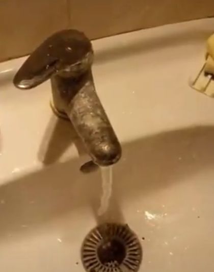 94-градусная вода течёт из-под крана в Старых Химках