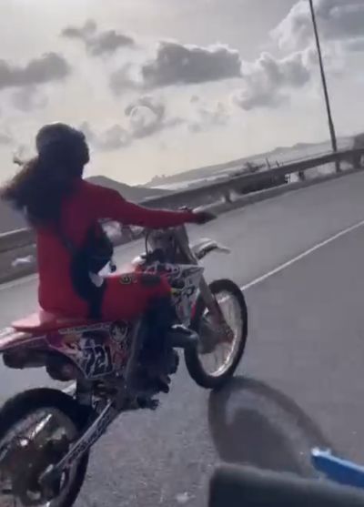 Она теперь не может сидеть