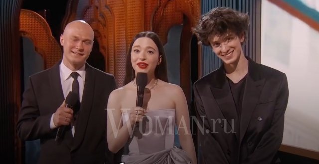 Актеры фильма «Анора» повеселились на церемонии награждения