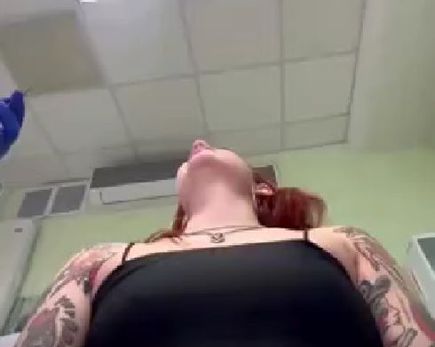 В интернете появилось видео, где ну очень татуированная девушка, которая решила сходить к стоматологу